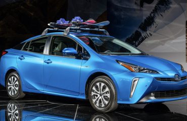 Blue Toyota Prius with roof rack