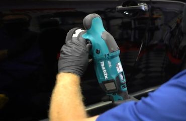 person using makita polisher