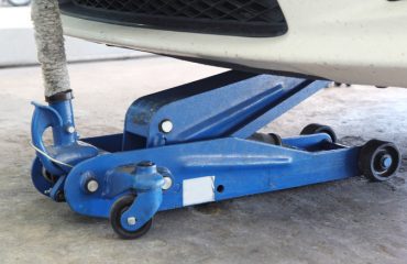 Hydraulic alligator floor jack