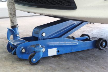 Hydraulic alligator floor jack